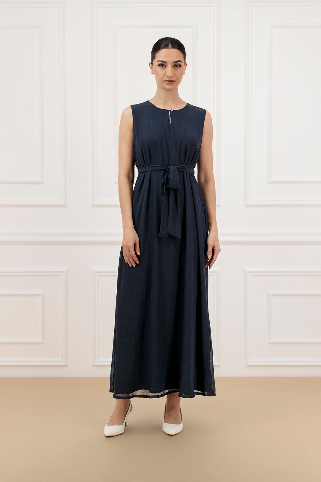 Elegant dress with buttoned accent