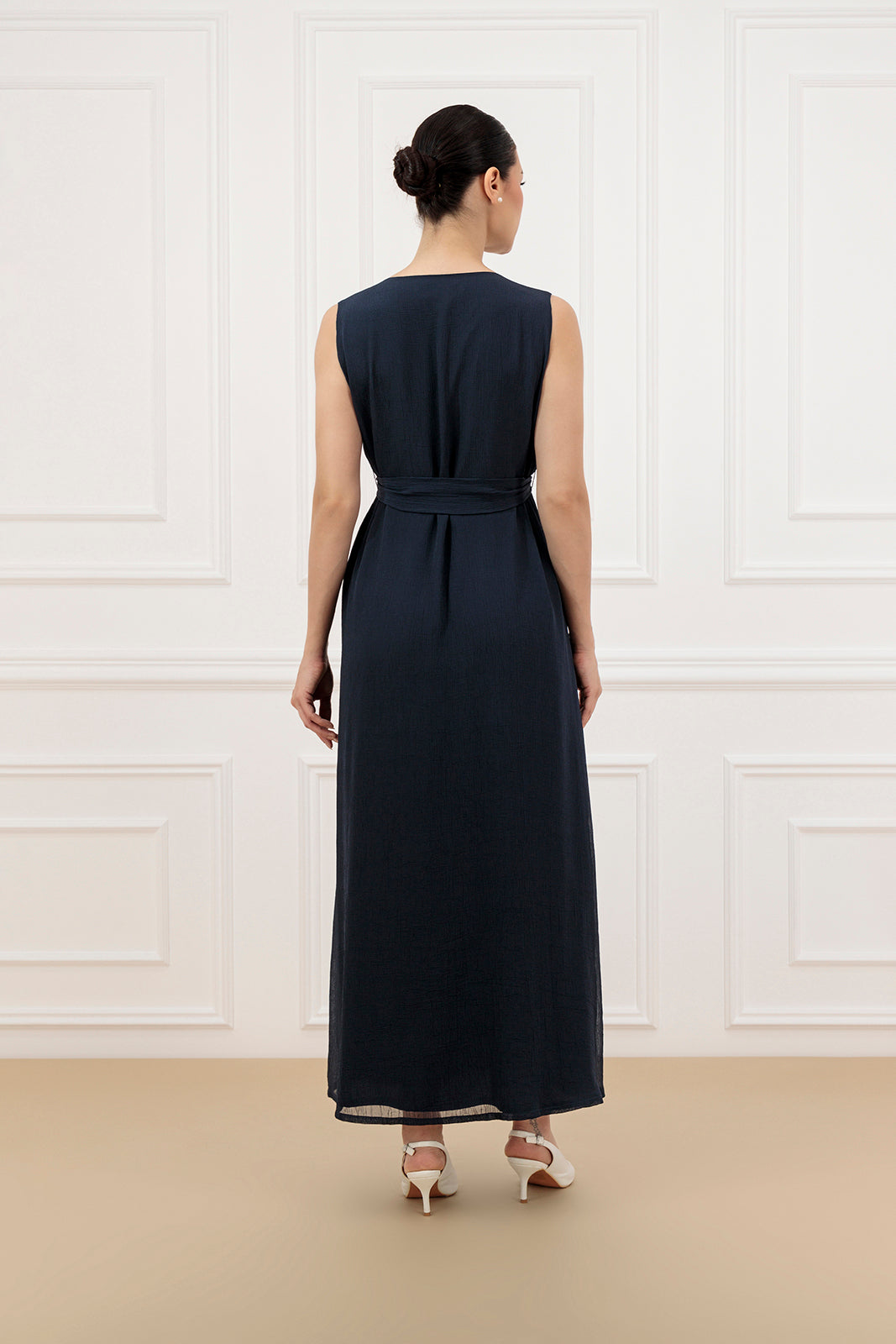 Elegant dress with buttoned accent