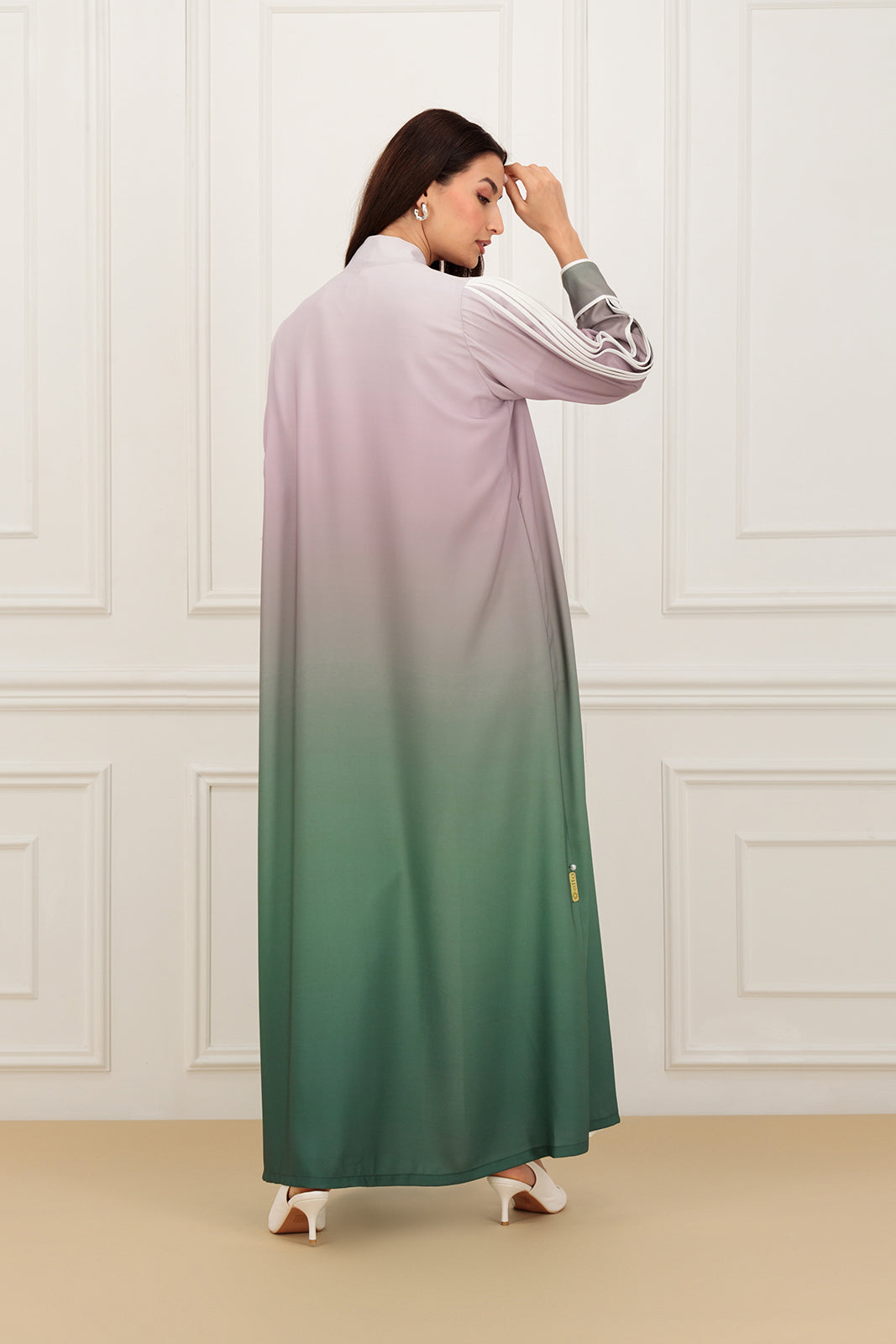 Contrast piping sleeves abaya