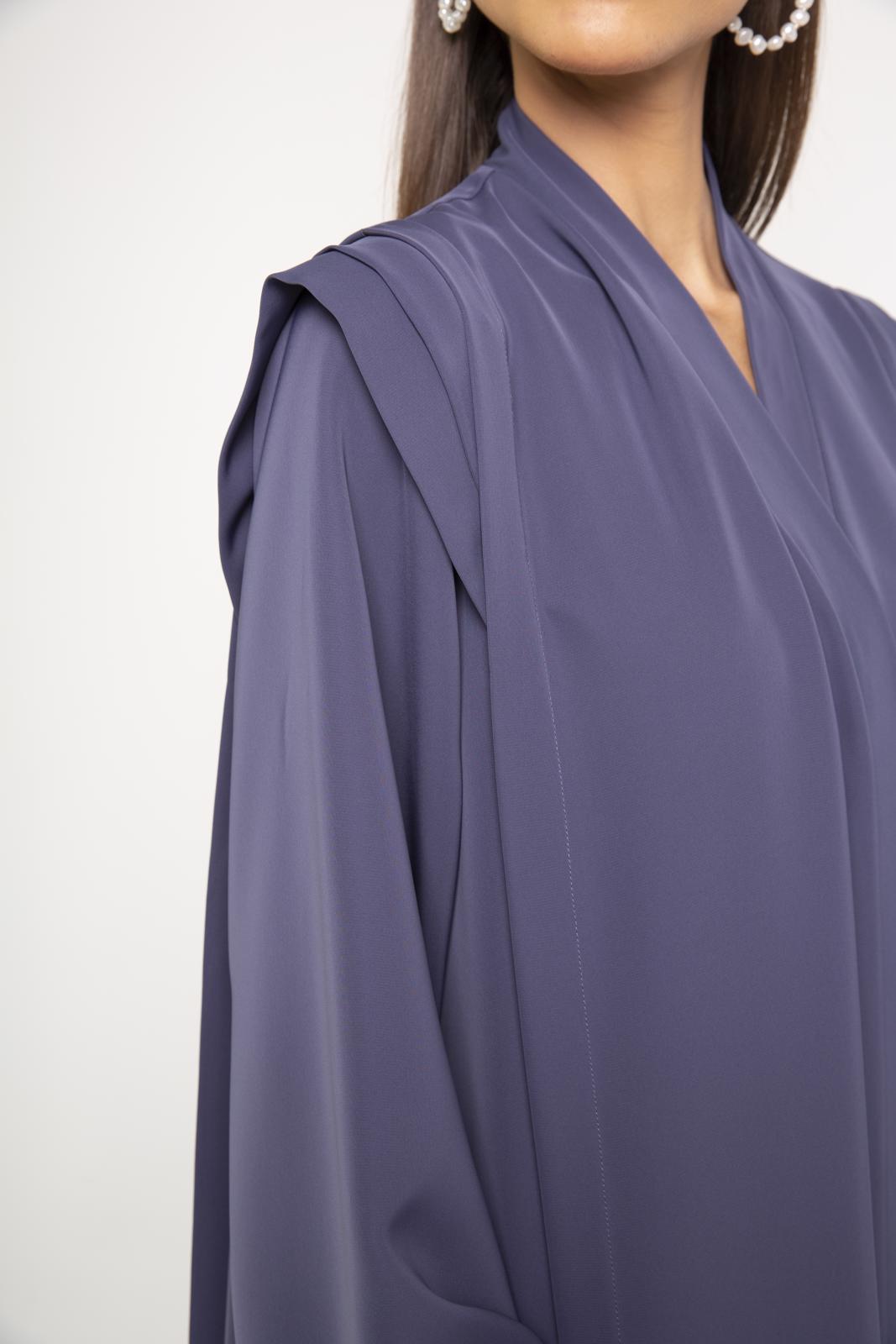 Abaya with structured shoulder lines