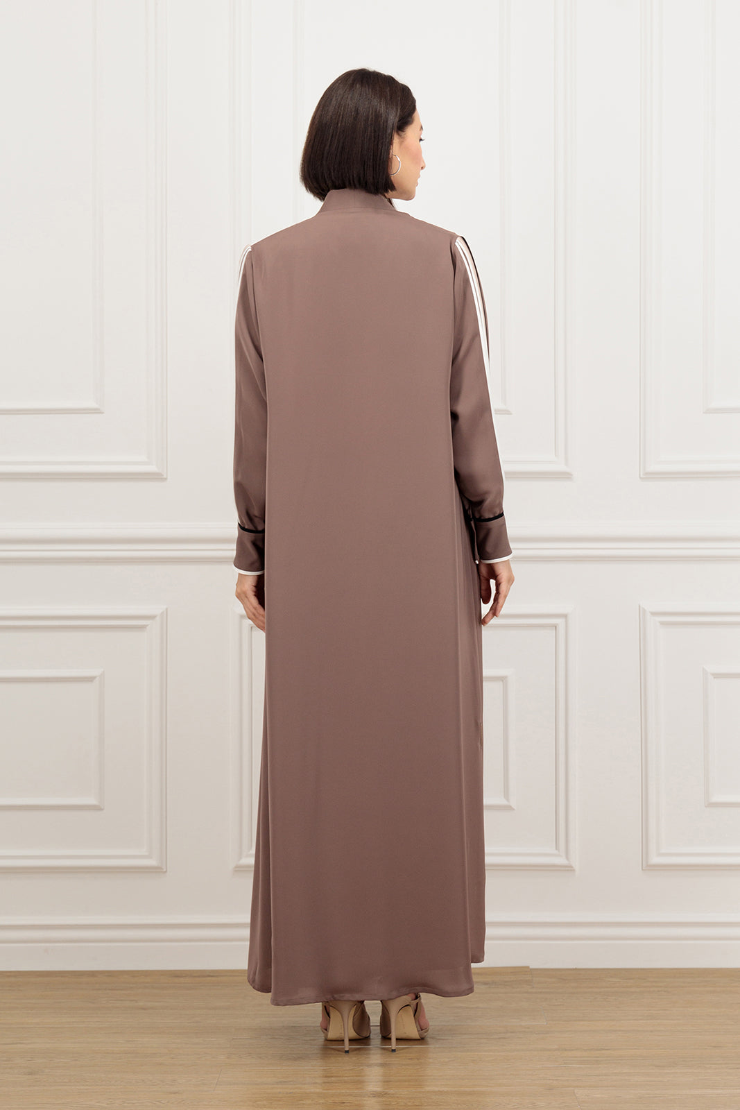 Abaya with piping sleeves detail