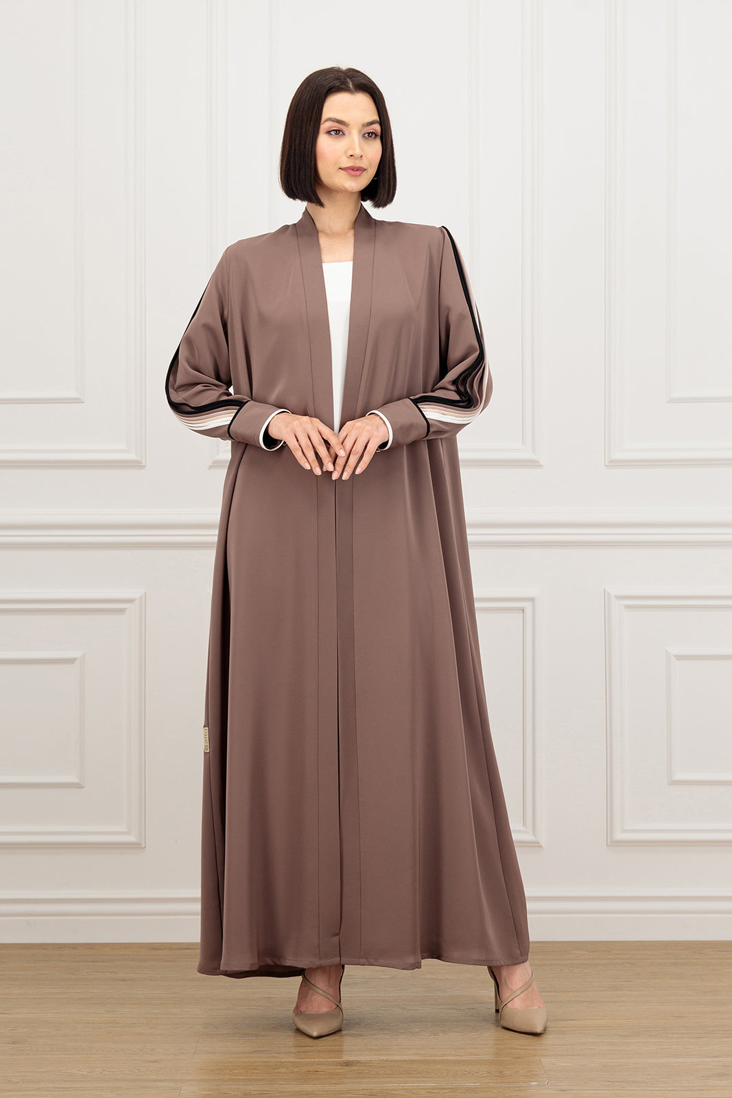 Abaya with piping sleeves detail