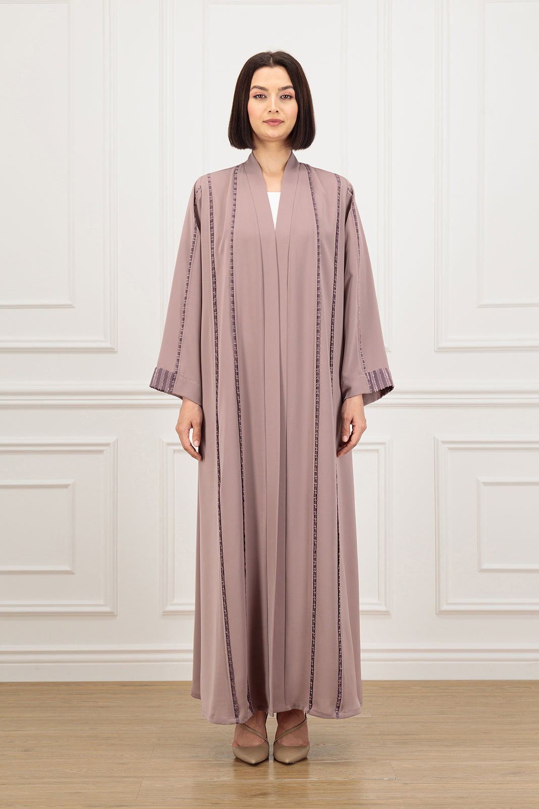 Abaya with textured piping on the front and sleeves