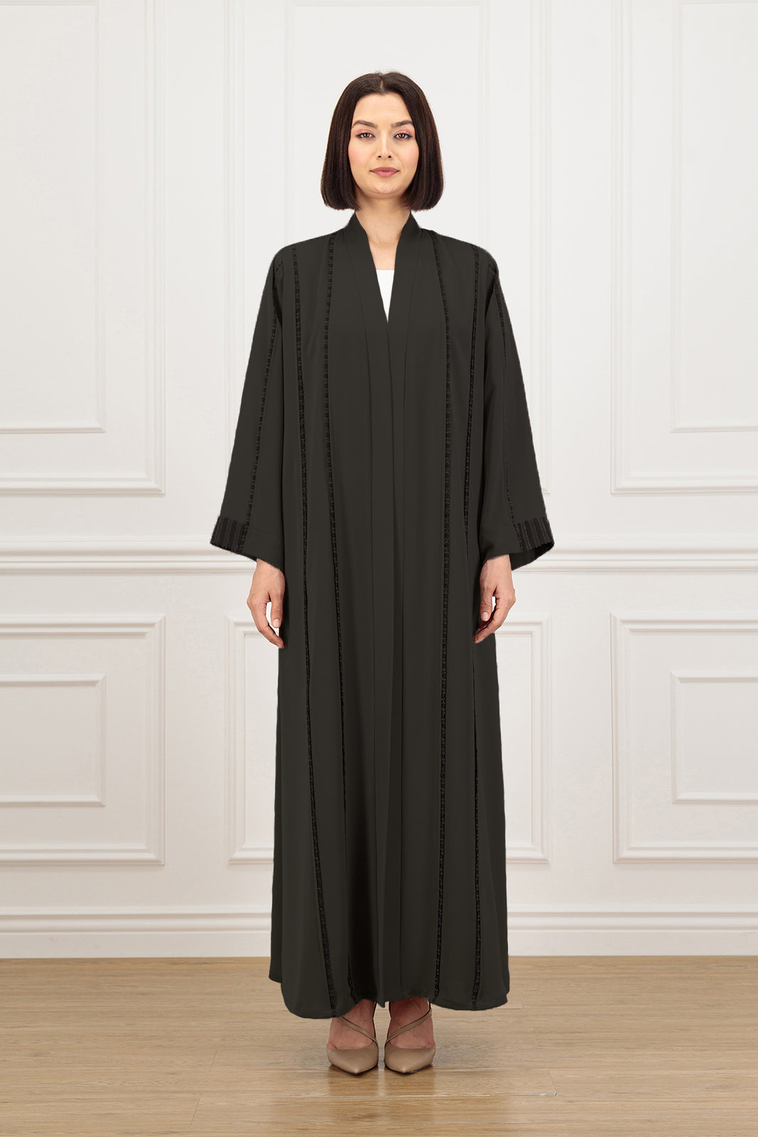 Abaya with textured piping on the front and sleeves
